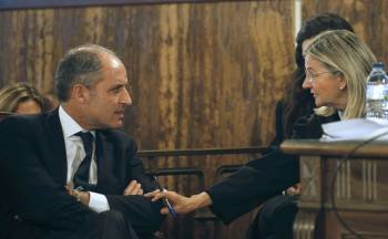 El expresidente de la Generalitat, Francisco Camps, conversa con una miembro del el Tribunal Superior de Justicia de Valencia.
