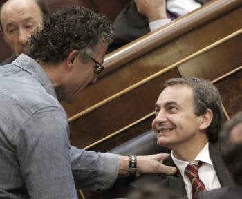  El presidente del gobierno en funciones, José Luís Rodríguez Zapatero (d), conversa con Xabier Mikel Errekondo, diputado de Amaiur.  (Foto: EFE)