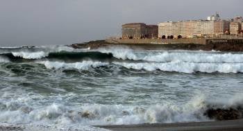Las olas rompen contra la playa del orzán en A Coruña.