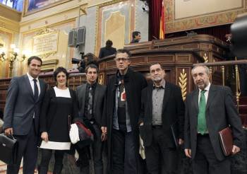 Los seis diputados de la coalición abertzale Amaiur tras tomar posesión de su escaño. (Foto: JUANJO GUILLÉN)