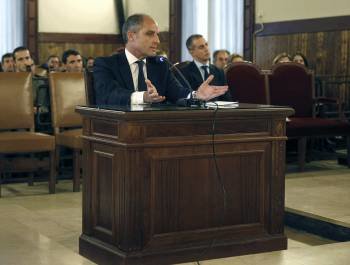 El expresident de la Generalitat durante su declaración como imputado por la causa de los trajes (Foto: J.C CÁRDENAS)