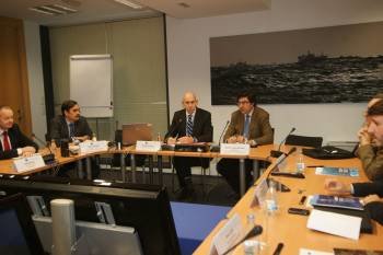 El director ejecutivo de la Agencia de Pesca y el presidente del Puerto de Vigo, ayer.