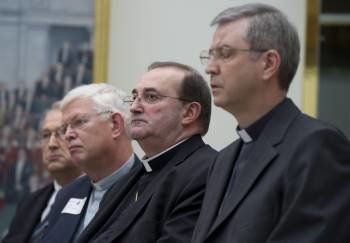 El obispo de Tournai y encargado de los casos de pederastia, Guy Harpigny; y el obispo Johan Bonny durante la rueda de prensa que han ofrecido al término de una sesión de la Comisión sobre Abusos Sexuales (Foto: EFE)