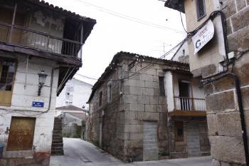 Casas pendientes de rehabilitar y en venta en la calle del Pozo, en el casco antiguo de Verín. (Foto: XESÚS FARIÑAS)