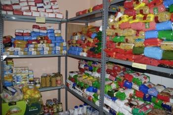 Productos almacenados en el banco de alimentos de Cáritas Interparroquial de O Barco. (Foto: LUIS BLANCO)