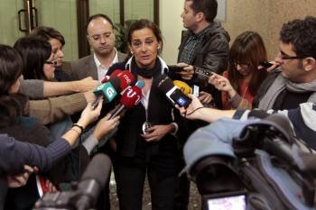 Carmela Silva, atendiendo a los medios de comunicación en el Concello de Vigo. (Foto: SALVADOR SAS)