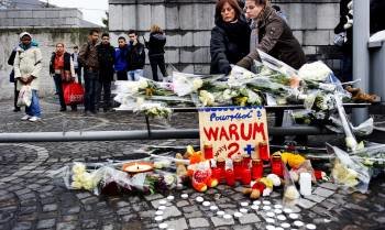 Dos mujeres belgas depositan flores en el lugar de la masacre del martes en el centro de Lieja. (Foto: ROBIN UTRECHT)