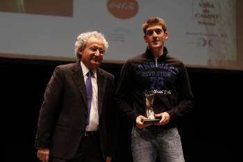 Jorge Cachaldora entregó el trofeo al 'biker' Pablo Rodríguez.