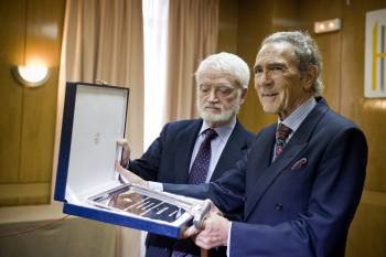 Antonio Gala recoge el premio. (Foto: L. PIERGIOVANNI)