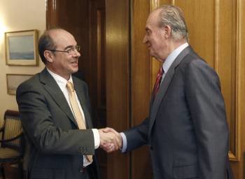 El rey saluda a Francisco Jorquera, dentro de las consultas con representantes parlamentarios