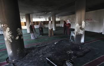 Varias mujeres palestinas observan los daños en una mezquita que fue incendiada hoy, jueves 15 de diciembre de 2011, de forma premeditada, en la aldea cisjordana de Burka, próxima a Ramala (Foto: EFE)