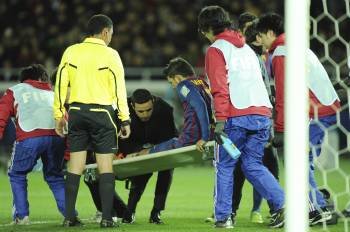 El delantero del Barcelona David Villa sale del campo en camilla(Foto: Archivo EFE)