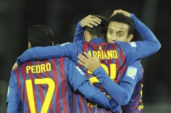 El lateral barcelonista Adriano Correira 'Adriano' (c) es felicitado por sus compañeros Pedro Rodríguez (i) y Thiago Alcántara 'Thiago' (d) tras marcar un gol contra el Al Sadd catarí  (Foto: EFE)