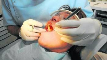 Un dentista atiende a un paciente en su consulta (Foto: Archivo EFE)