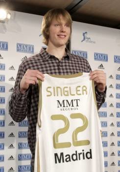 El jugador estadounidense Kyle Singler posa con la camiseta con su nombre del Real Madrid durante su presentación como nuevo jugador del equipo madrileño (Foto: EFE)