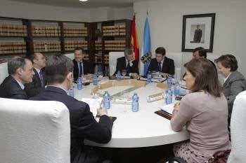 Rueda y Núñez Feijóo estudian unos documentos (en el centro), mientras los restantes conselleiros esperan el inicio de la sesión. (Foto: MIGUEL ÁNGEL)