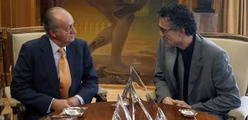 El rey conversa con el diputado de Amaiur Xabier Errekondo a quien recibió en el Palacio de La Zarzuela dentro de la ronda de consultas. (Foto: ÁNGEL DÍAZ)