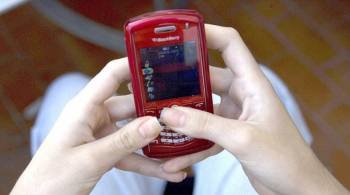 Imagen de una persona enviando un SMS con el móvil. (Foto: ARCHIVO)