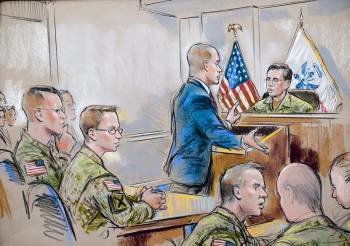 Interpretación artística del abogado del soldado estadounidense Bradley Manning, sospechoso de filtrar miles de documentos secretos a WikiLeaks, David Coombs, (i), defendiendo a su cliente ante Paul Almanza