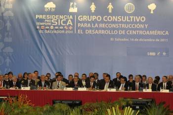 El presidente de El Salvador, Mauricio Funes (7d), habla durante la inauguración de la Reunión de Grupo Consultivo para la Reconstrucción y el Desarrollo de Centroamérica.