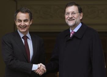 José Luis Rodríguez Zapatero y Mariano Rajoy se saludan antes de su reunión.  (Foto: BALLESTEROS)