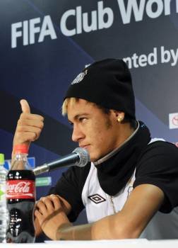 Neymar, ayer durante la rueda de prensa previa a la final. (Foto: K. MAYAMA)