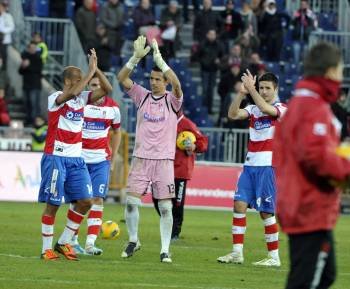 Los jugadores del Granada aplauden a su público tras su victoria por 2-1 frente al Levante (Foto: EFE)