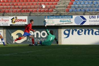 El celanovés Quintairos eleva el balón ante el meta Marc Martínez, en la acción del primer gol local. (Foto: JOSÉ PAZ)