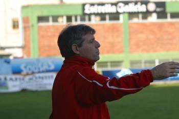 Antonio Dacosta, dirigiendo a sus jugadores desde el banquillo del estadio de O Couto. (Foto: JOSÉ PAZ)