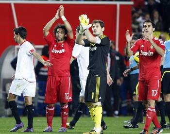 Marcelo, Iker Casillas y Arbeloa, a la conclusión del partido ante el Sevilla. (Foto: EDUARDO ABAD)