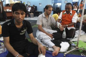 Varios rescatados reciben atención médica en una clínica de Trenggalek, Java Oriental. (Foto: FULLY HANDOKO)