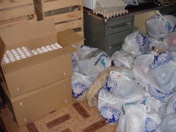 Bolsas con los productos donados a Cáritas Interparroquial por el Banco de Alimentos del Sil. (Foto: J.C.)