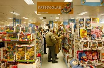 Un grupo de personas elige juguetes en un establecimiento especialzado.