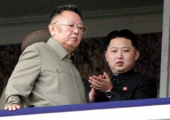 El fallecido Kim Jong-il (izquierda), acompañado por su hijo menor y sucesor, Kim Jong-un. (Foto: STF)