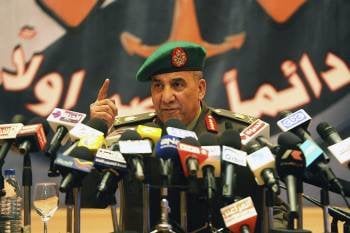 El portavoz de la Junta Militar egipcia, general Adel Emara, ayer en rueda de prensa. (Foto: MOHAMED OMAR)