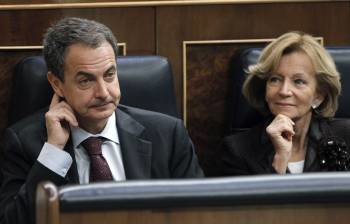 El jefe del Ejecutivo en funciones, José Luis Rodríguez Zapatero, y la vicepresidenta económica, Elena Salgado, durante la segunda jornada del debate de investidura en la que ha el líder del PP, Mariano Rajoy (Foto: EFE)