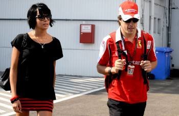 Fotografía de archivo tomada el 01/08/2010 en el circuito de Hungaroring que muestra a Fernando Alonso, piloto de Ferrari, y Raquel del Rosario, vocalista del grupo El Sueño de Morfeo, que han anunciado su separación en sus respectivas páginas web. EFE/AR
