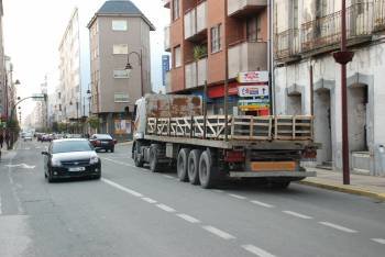 Un tráiler cargado con pizarra circula por una calle de la villa barquense. (Foto: LUIS BLANCO)
