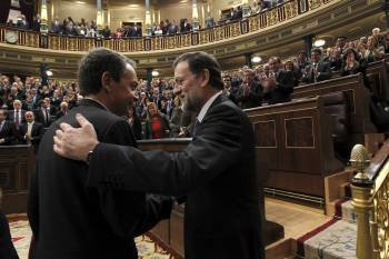 José Luis Rodríguez Zapatero felicita a Mariano Rajoy tras ser investido presidente del Gobierno. (Foto: EMILIO NARANJO)