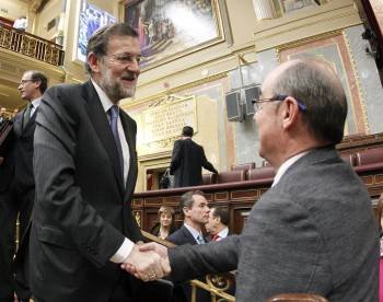 Francisco Jorquera felicita a Mariano Rajoy. (Foto: JAVIER LIZÓN)