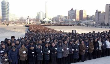 Miles de norcoreanos visitaron ayer al lugar donde se exhibió el cuerpo de  KimJong-il.  (Foto: KCNA)
