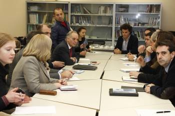 Representantes de los principales astilleros gallegos y la delegación rusa, ayer en la sede de Aclunaga en Zona Franca.