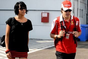 El piloto español de Ferrari Fernando Alonso junto a su esposa, la grancanaria Raquel del Rosario han confirmado su separación (Foto: EFE)