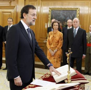  El líder del PP, Mariano Rajoy, ha jurado hoy ante los Reyes el cargo de presidente del Gobierno, en un breve acto celebrado en el Palacio de la Zarzuela que le convierte en el sexto jefe del Ejecutivo de la democracia. 