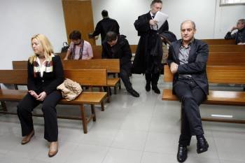 El exalcalde de Ares, Manuel Cendán (d), del Partido Popular, se vuelve hoy a sentar en el banquillo de los acusados del juzgado de lo penal número dos de Ferrol por un presunto delito electoral  (Foto: EFE)
