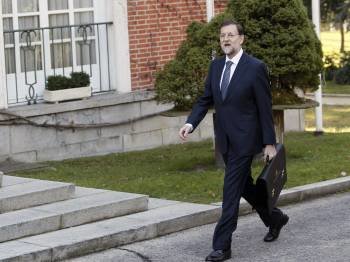  El presidente del Gobierno, Mariano Rajoy, llega al Palacio de la Moncloa. (Foto: EFE)