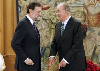 El rey don Juan Carlos charla con el presidente del gobierno Mariano Rajoy (Foto: EFE)