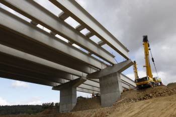 Obras de construcción de la autovía de Celanova, promovida por la Xunta, pero que se ejecuta por vía extrapresupuestaria. (Foto: XESÚS FARIÑAS)