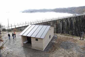 Caseta donde está ubicado el sistema de control de seguridad de la presa de Prada. (Foto: LUIS BLANCO)