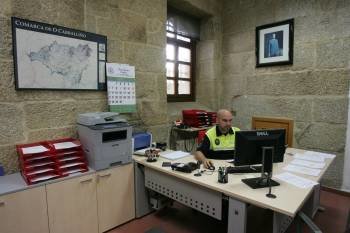 Un agente trabaja en la oficina de la Policía Local, en la Casa do Concello. (Foto: M. ATRIO)